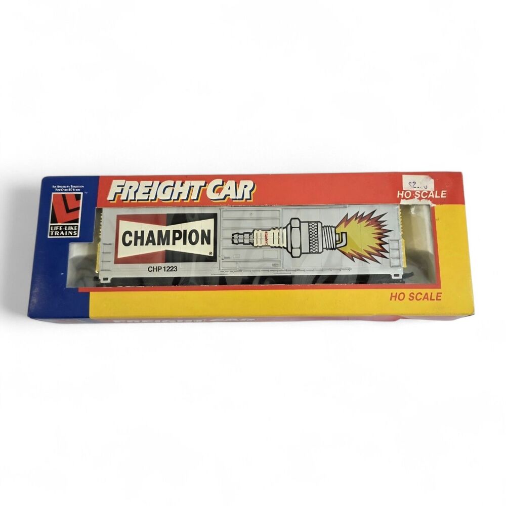Life-Like HO Scale 8426 Champion Spark Plug 50’ Box Car Freight Car w/‎ Box